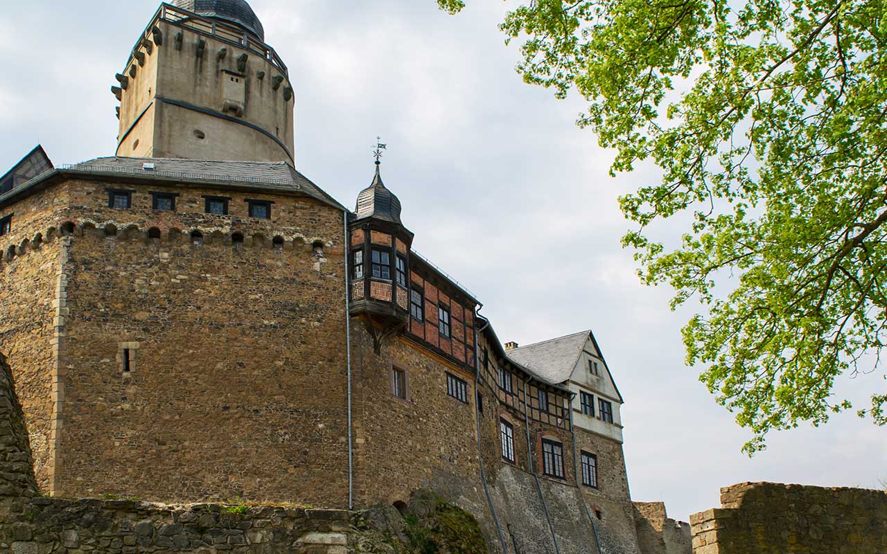 Ansicht der Burg mit Schildmauer und Bergfried
