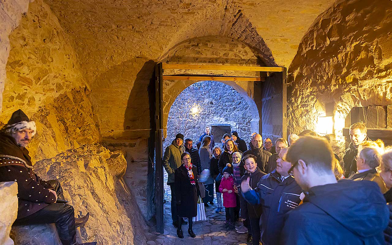 Begrüßung der Gäste im Krummen Tor der Burg Falkenstein