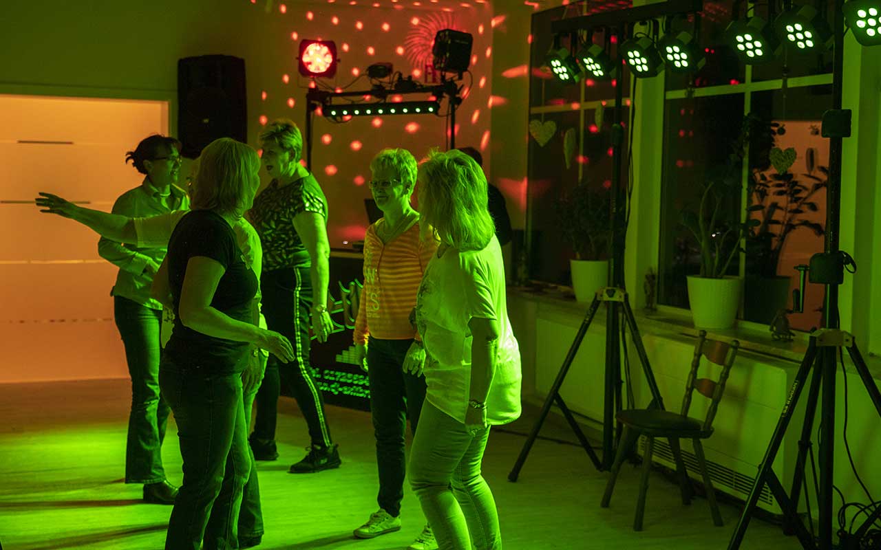 Disco mit tanzenden Gästen