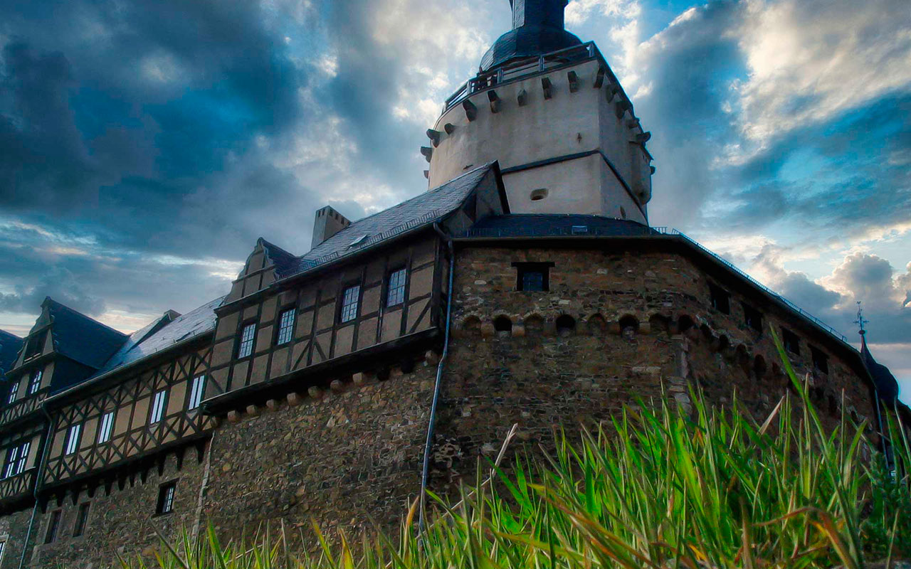 Burg Falkenstein Bergfried mit dramatischem Himmel
